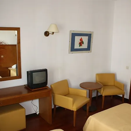 Turisticos Paraiso 3* פונשל
